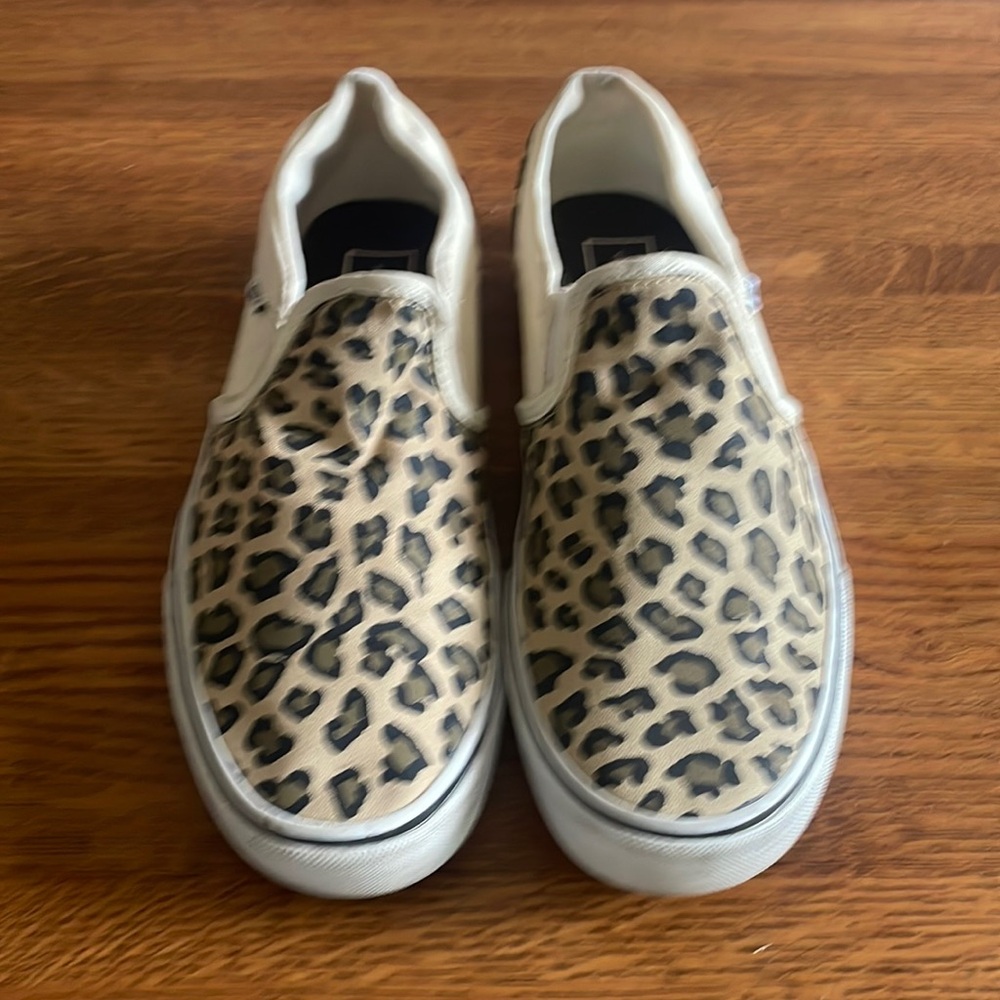 Vans cheetah print sz 9.5 women’s. Only worn a few times